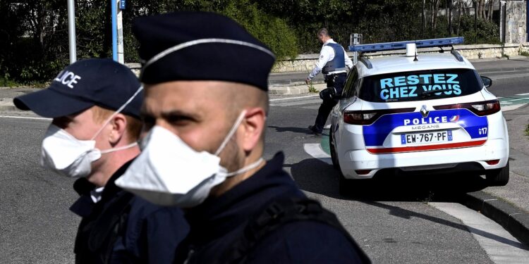 Γαλλία: Τρεις αστυνομικοί τραυματίες σε κορωνοπάρτι με 2.000 άτομα