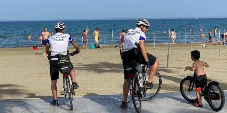 Ειδική αστυνομία για τις κοσμικές παραλίες ετοιμάζει το Υπουργείο Τουρισμού