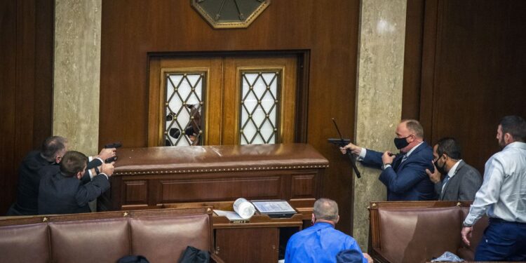 Και αστυνομικός νεκρός από την εισβολή στο Καπιτώλιο