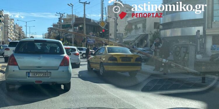 Ο ισχυρός άνεμος έριξε κολώνα σε ταξί στο Παλαιό Φάληρο