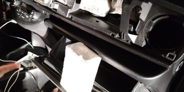 Μετέφερε ναρκωτικά με «καμουφλάζ» την ανήλικη κόρη της