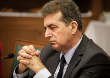 Αστεία αναδίπλωση Χρυσοχοΐδη για την φίμωση των ΜΜΕ μετά τις αντιδράσεις