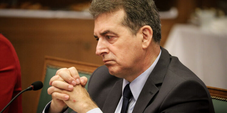 Αστεία αναδίπλωση Χρυσοχοΐδη για την φίμωση των ΜΜΕ μετά τις αντιδράσεις