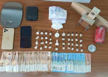 Βίντεο με κρύπτη κοκαΐνης κάτω από το χειρόφρενο αυτοκινήτου