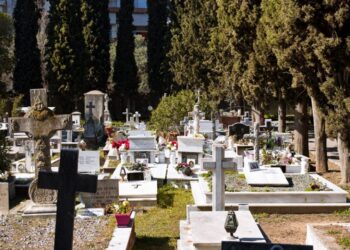 Ξέθαψαν νεκρό επειδή τον είδαν να κουνάει τα μάτια του