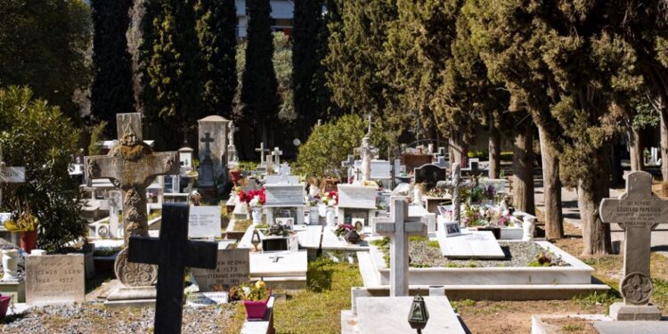 Ξέθαψαν νεκρό επειδή τον είδαν να κουνάει τα μάτια του