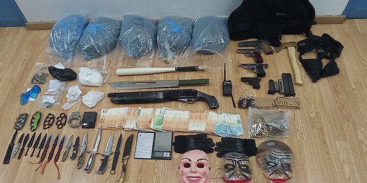 Ναρκωτικά, όπλα και χειροβομβίδες στον Πειραιά – ΒΙΝΤΕΟ