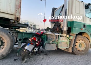 Σοβαρό τροχαίο με μοτοσυκλέτα στη Γλυφάδα – Φωτό