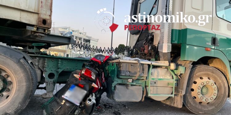 Σοβαρό τροχαίο με μοτοσυκλέτα στη Γλυφάδα – Φωτό