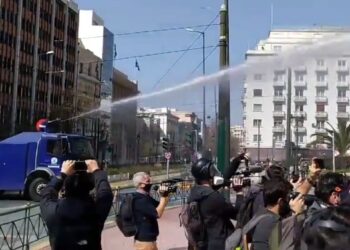 ΕΛΑΣ να γελάς: “Δεν φτάνουμε τους διαδηλωτές ας βρέξουμε τους δημοσιογράφους” – ΒΙΝΤΕΟ