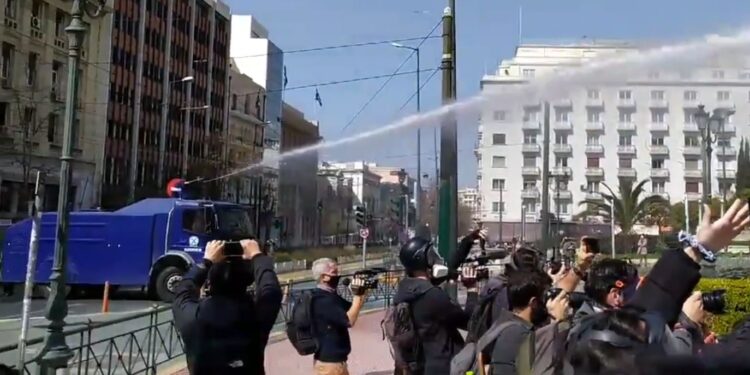 ΕΛΑΣ να γελάς: “Δεν φτάνουμε τους διαδηλωτές ας βρέξουμε τους δημοσιογράφους” – ΒΙΝΤΕΟ