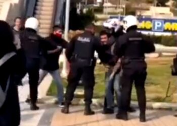 Παράνομο και επικίνδυνο το μεταλλικό γκλόμπ του αστυνομικού στη Νέα Σμύρνη