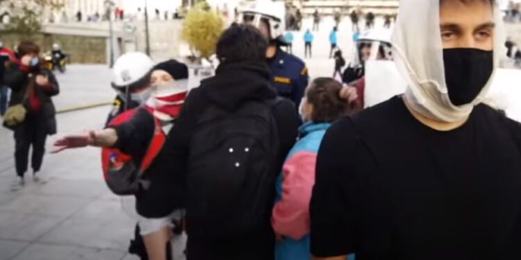 Το βίντεο που προκάλεσε τη νέα έρευνα για αστυνομική βία στο Σύνταγμα