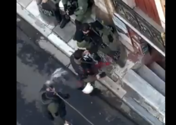 Στα “μαλακά” ο άνδρας των ΜΑΤ που κατέστρεψε την ανθοδέσμη για τον Αλέξη