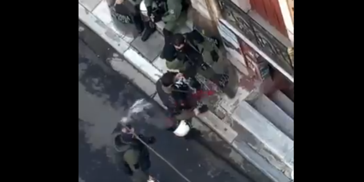 Στα “μαλακά” ο άνδρας των ΜΑΤ που κατέστρεψε την ανθοδέσμη για τον Αλέξη