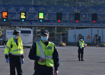 Περισσότερους από 900 εκδρομείς γύρισε πίσω η Τροχαία στα διόδια