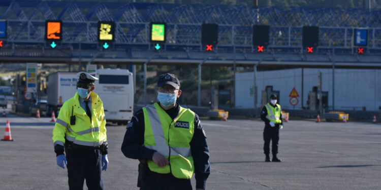 Περισσότερους από 900 εκδρομείς γύρισε πίσω η Τροχαία στα διόδια