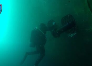 Υποβρύχια έφοδος του Λιμενικού σε ναρκωπλοίο – ΒΙΝΤΕΟ