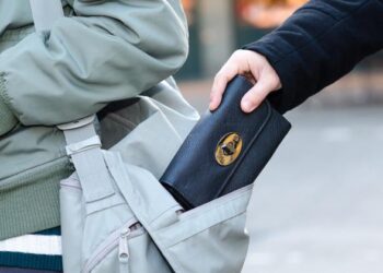 Ανήλικη χαστούκισε την γυναίκα που προσπάθησε να κλέψει για να ξεφύγει