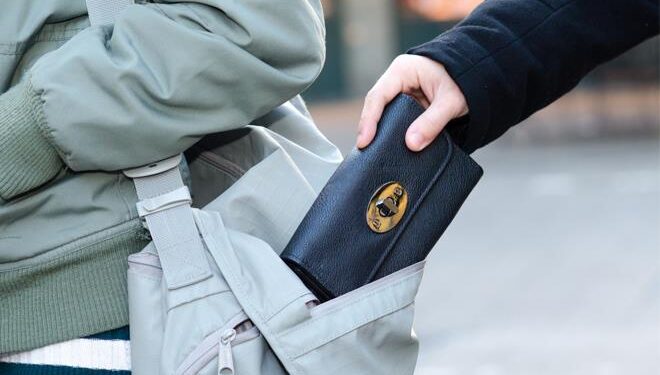 Ανήλικη χαστούκισε την γυναίκα που προσπάθησε να κλέψει για να ξεφύγει