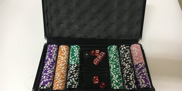 Αλκοόλ και τζόγος στον Κορυδαλλό – Έρευνα σε 120 κελιά