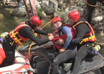 Εντυπωσιακή άσκηση της ΕΜΑΚ σε ποταμό – Εικόνες