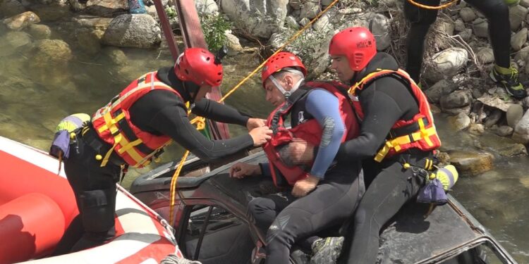 Εντυπωσιακή άσκηση της ΕΜΑΚ σε ποταμό – Εικόνες
