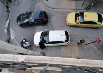 Μάχη τροχαίας με ιερέα που στάθμευσε σε θέση ΑΜΕΑ στην Καλλιθέα