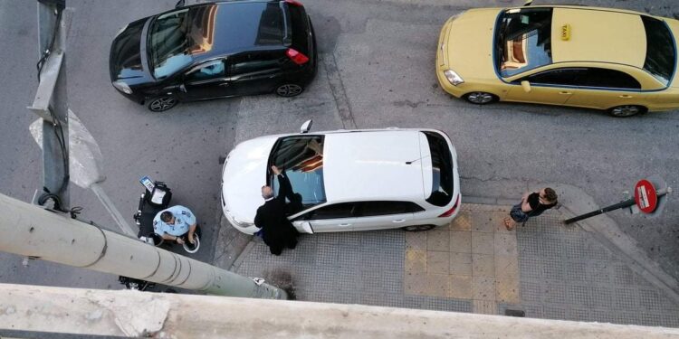 Μάχη τροχαίας με ιερέα που στάθμευσε σε θέση ΑΜΕΑ στην Καλλιθέα