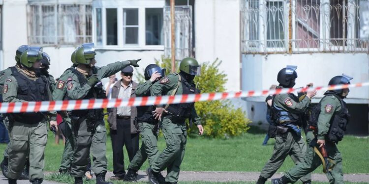 Επίθεση σε ρωσικό σχολείο: Δύο οι δράστες – νεκρός ο ένας