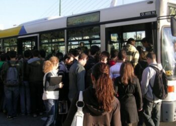 Νεαροί ξυλοκόπησαν και λήστεψαν οδηγό λεωφορείου στην παραλιακή