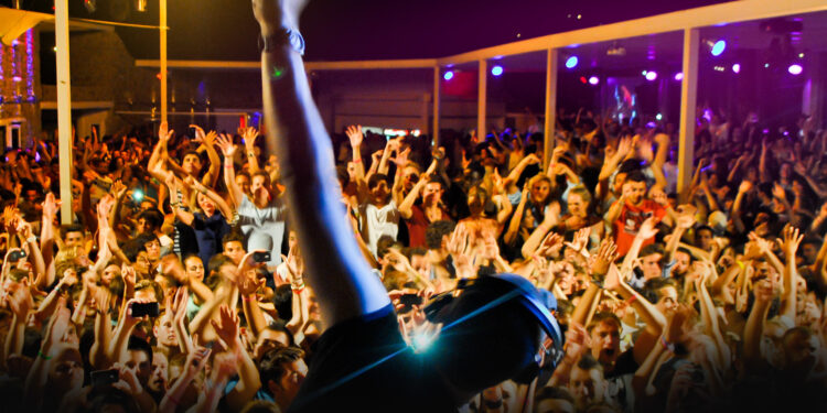 Για βραβείο Γκίνες: Έρευνες 9 μηνών για 76 γραμμάρια κόκα στη Μύκονο!!