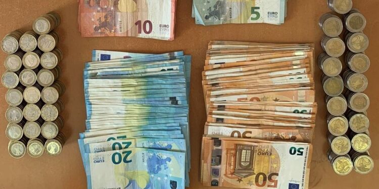 Ποντικός σε φούρνο της Πάτρας ροκάνισε χιλιάδες ευρώ από το ταμείο!