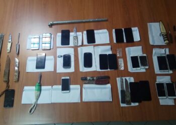 Μαχαίρια και κινητά τηλέφωνα στα κελιά των φυλακών Δομοκού