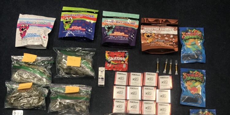 Αρνητής μάσκας με χασίς και μπισκότα κάνναβης συνελήφθη στο Αεροδρόμιο