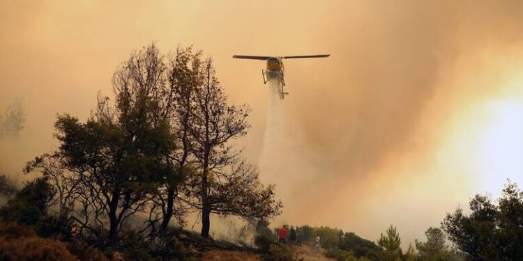 Νέα πυρκαγιά στα Βίλια – Εκκένωση του οικισμού μέσω 112