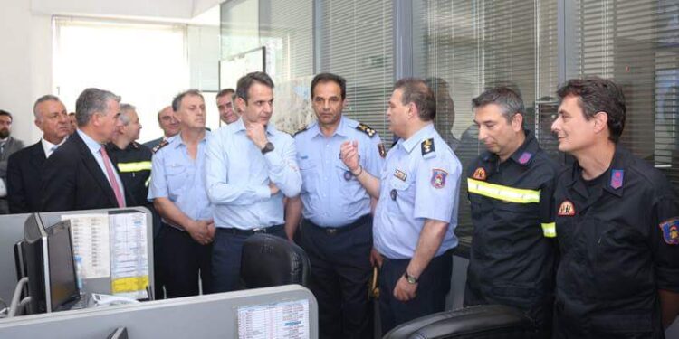 Στο Συντονιστικό Κέντρο της Πυροσβεστικής για ενημέρωση ο Μητσοτάκης
