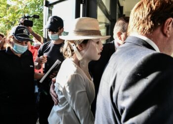 Επίθεση με βιτριόλι: Απέναντι στην κατηγορουμένη καταθέτει το θύμα