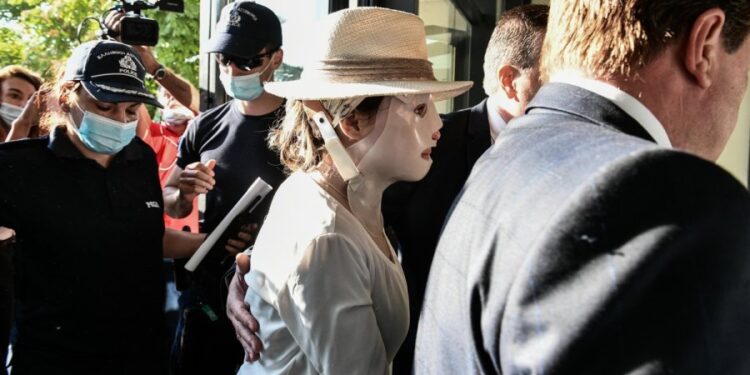 Επίθεση με βιτριόλι: Απέναντι στην κατηγορουμένη καταθέτει το θύμα