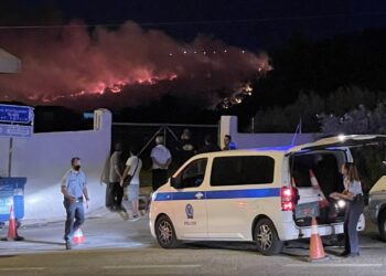 Πυρκαγιά κοντά σε οικισμό στη Νέα Μάκρη – Εκκένωση της περιοχής – Βίντεο