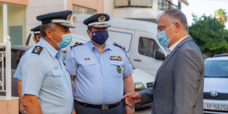 Σε αστυνομικές υπηρεσίες της Δυτικής Αττικής ο Θεοδωρικάκος