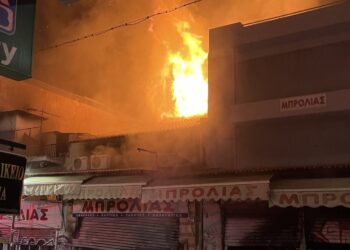 Βίντεο από την κατάσβεση της πυρκαγιάς σε κατάστημα του Πειραιά
