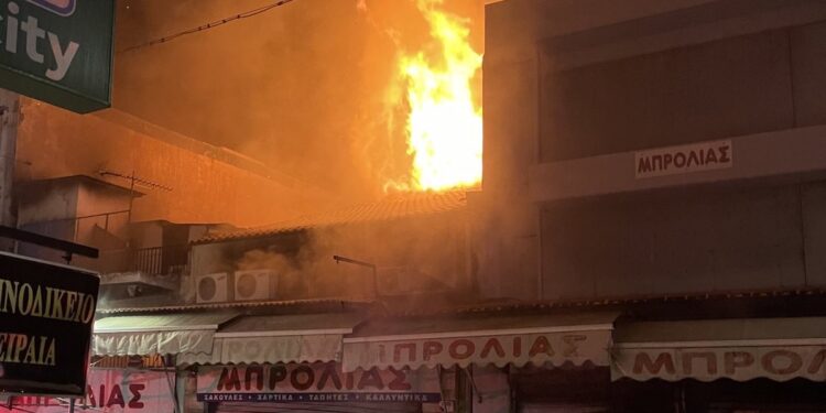 Βίντεο από την κατάσβεση της πυρκαγιάς σε κατάστημα του Πειραιά