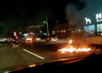 Προβληματισμός για τα μπλόκα των Ρομά – Μπροστά σε ανήλικους τα ΜΑΤ