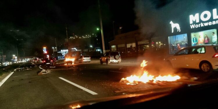 Προβληματισμός για τα μπλόκα των Ρομά – Μπροστά σε ανήλικους τα ΜΑΤ