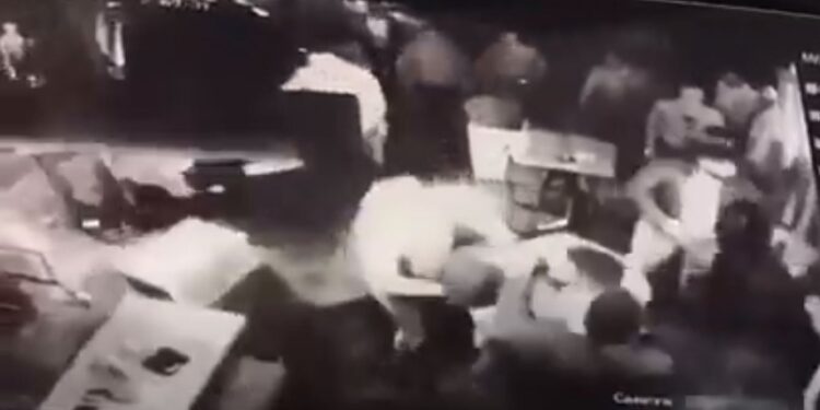 Νέο βίντεο από την εισβολή 4×4 σε μπαρ – Προηγήθηκε συμπλοκή