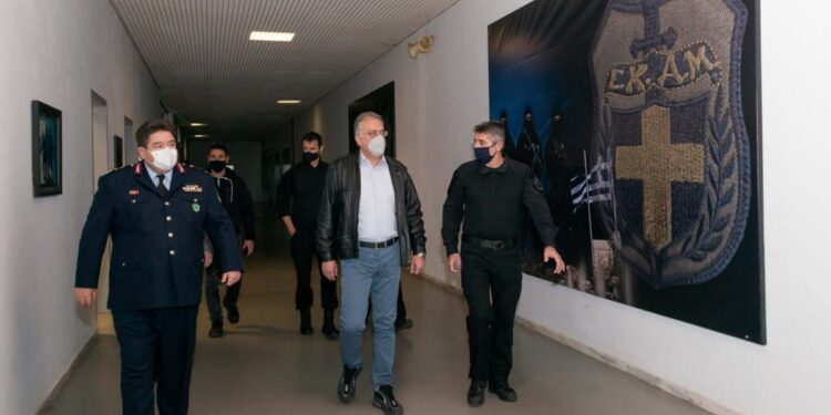 Γενέθλια με “ειδική εκπαίδευση” στην ΕΚΑΜ για τον Θεοδωρικάκο