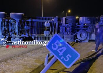 Ανατράπηκε νταλίκα στην Εθνική στα Οινόφυτα – Βίντεο και Φωτό