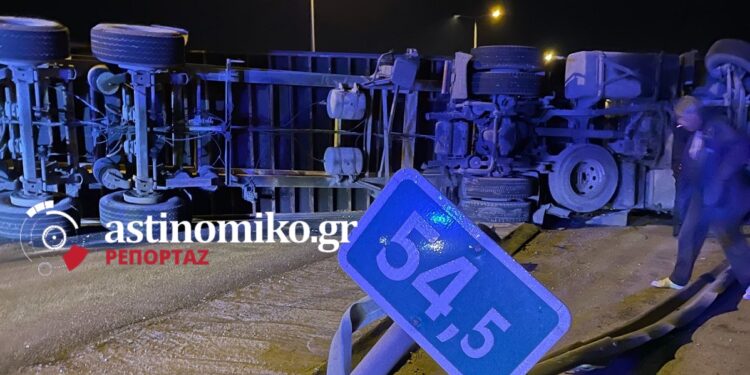 Ανατράπηκε νταλίκα στην Εθνική στα Οινόφυτα – Βίντεο και Φωτό