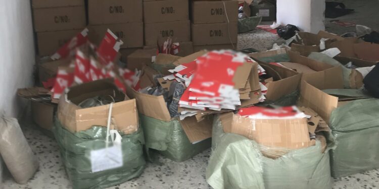 Διακινούσαν προϊόντα “μαϊμού” μέσα από τα social media – Φωτό και Βίντεο